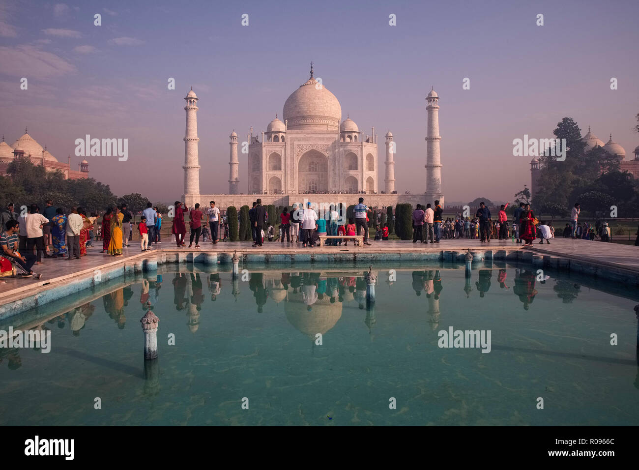Tajmahal,mattina ,Sun,riflesso,in acqua verde piscina con turisti stranieri,,e,indiano moschea due,a,tra Oriente e Occidente,sotto il cielo blu,lacunose,nuvole bianche,Agra Foto Stock