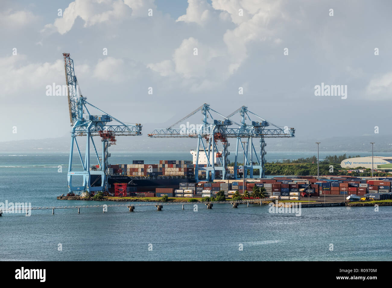 Pointe-à-Pitre, Guadalupa - Dicembre 20, 2016: gru sulla banchina del porto e il carico della nave nel porto di Pointe-à-Pitre, Guadalupa, un oltremare Foto Stock