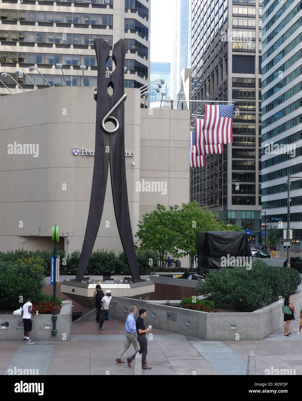 Filadelfia, Pennsylvania. I Vestiti Pin scultura di Claes Oldenburg sulla 15th Street di fronte al City Hall. Foto: Tony Gale Foto Stock