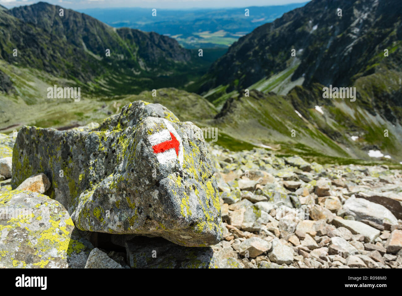 Marker con la giusta direzione in alta montagna al di sotto del picco Koprovsky in Alti Tatra in Slovacchia Foto Stock