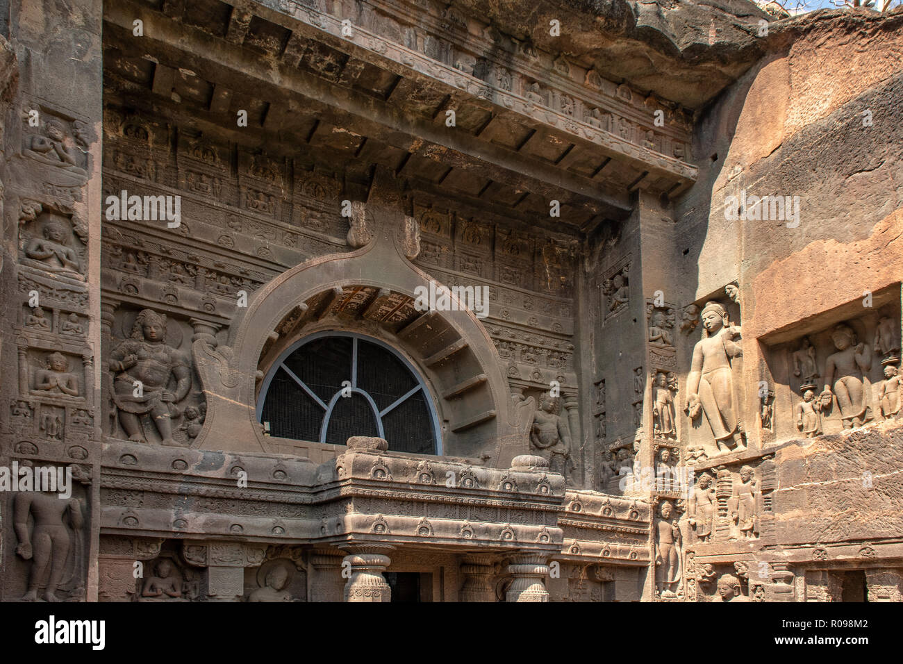 La facciata di ingresso alla Caverna 19 presso le grotte di Ajanta, nei pressi di Aurangabad, Maharashtra, India Foto Stock