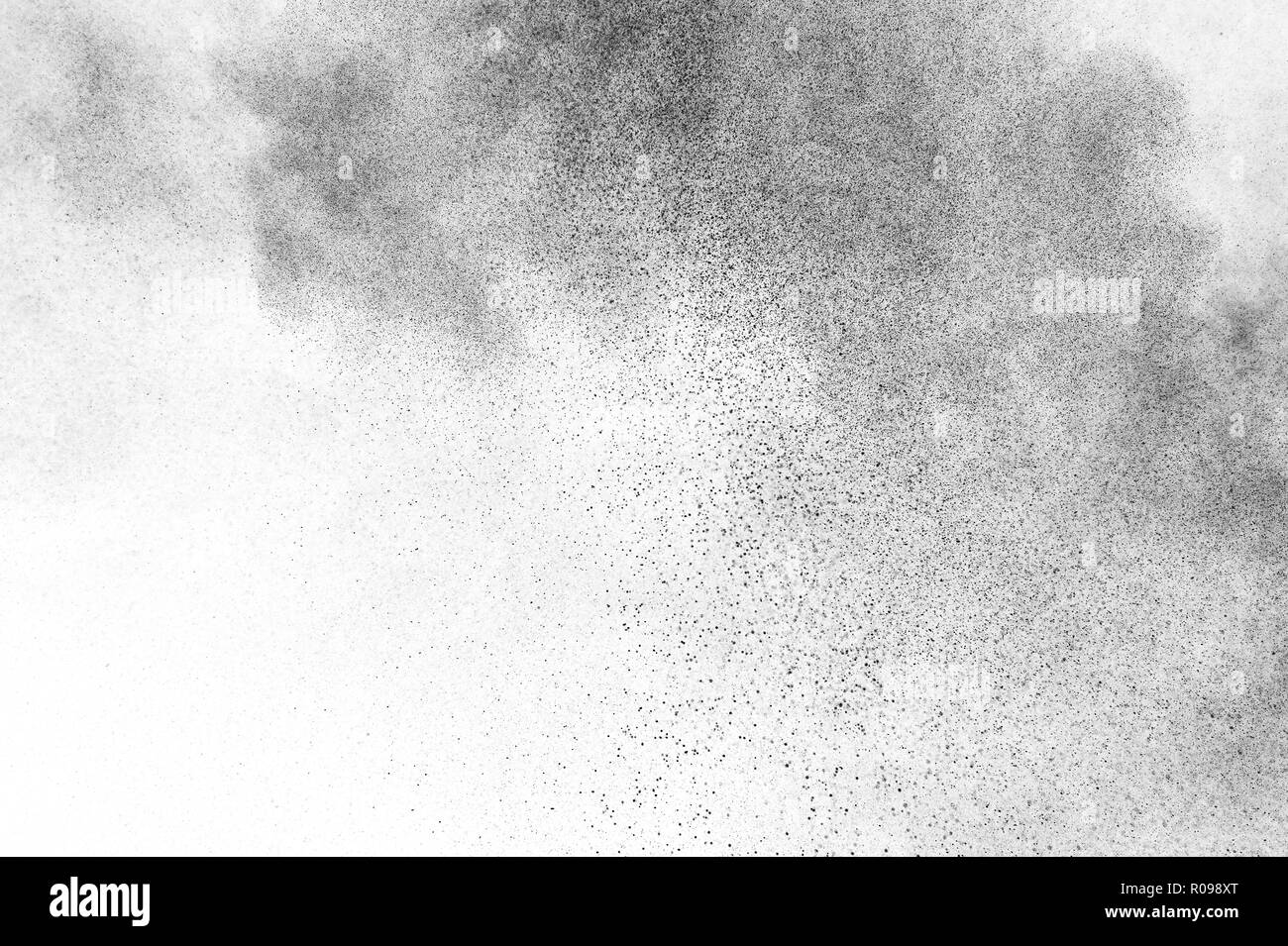 Le particelle di nero di esplosione isolati su sfondo bianco. Abstract mascherina antipolvere texture. Foto Stock