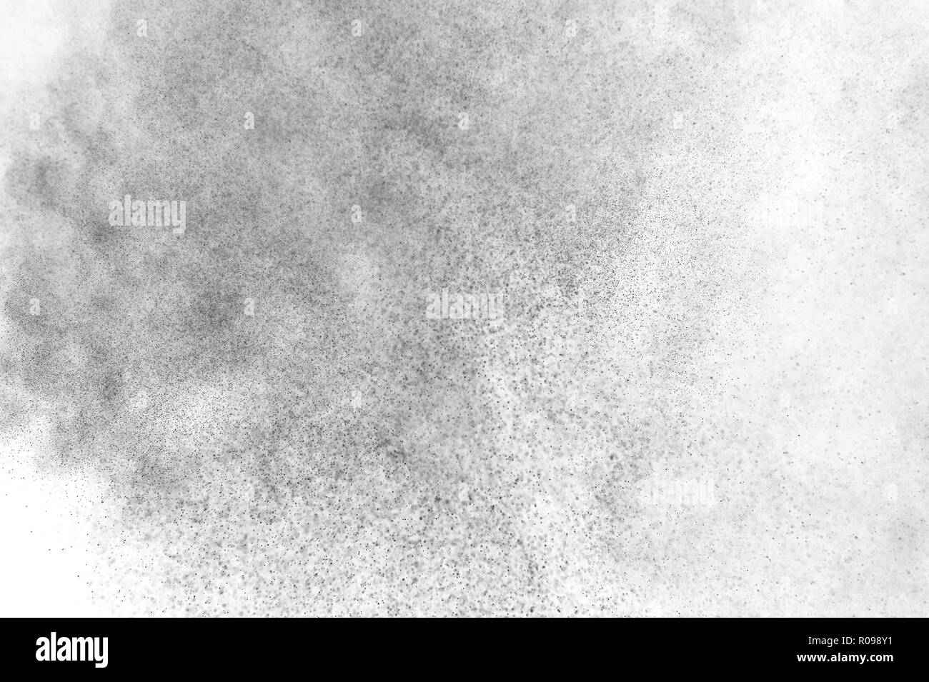Le particelle di nero di esplosione isolati su sfondo bianco. Abstract mascherina antipolvere texture. Foto Stock