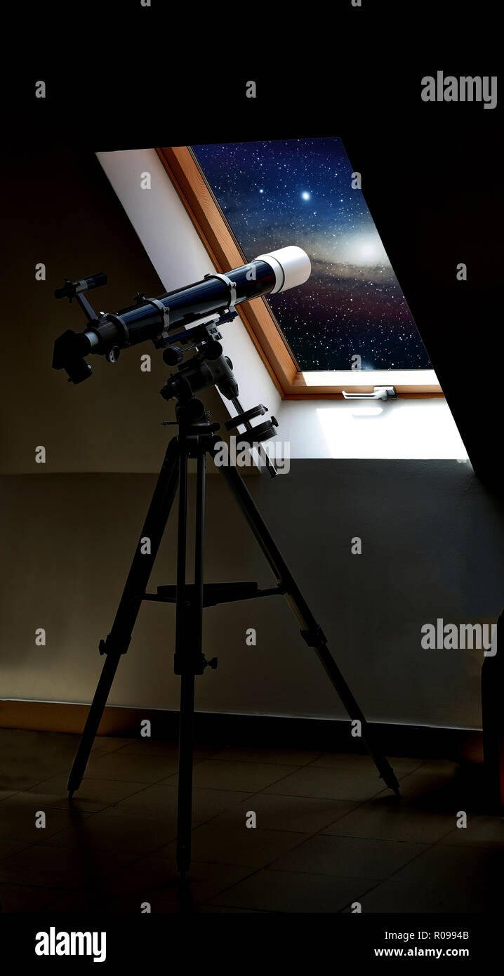 Night home osservazione della galassia di Andromeda. Silhouette di un telescopio di casa vicino alla finestra. La scienza come un hobby durante la notte. Foto Stock