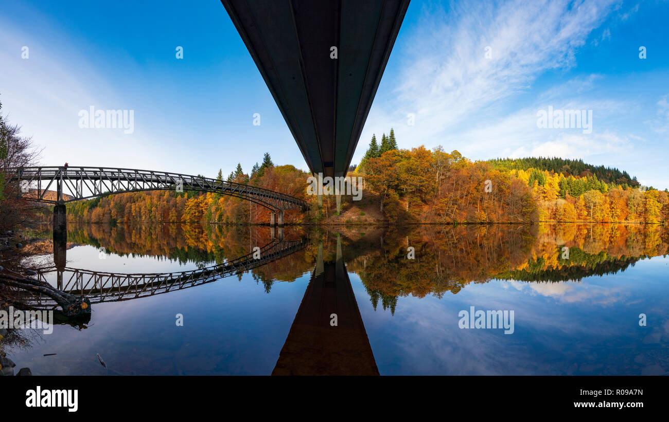 Pitlochry, Scotland, Regno Unito. 2 Novembre, 2018. Spettacolare il tardo autunno colori ad albero e ponti gemelli sono riflesse nelle acque di Loch Faskally in Pitlochry, Perthshire, Scotland, Regno Unito. Credito: Iain Masterton/Alamy Live News Foto Stock