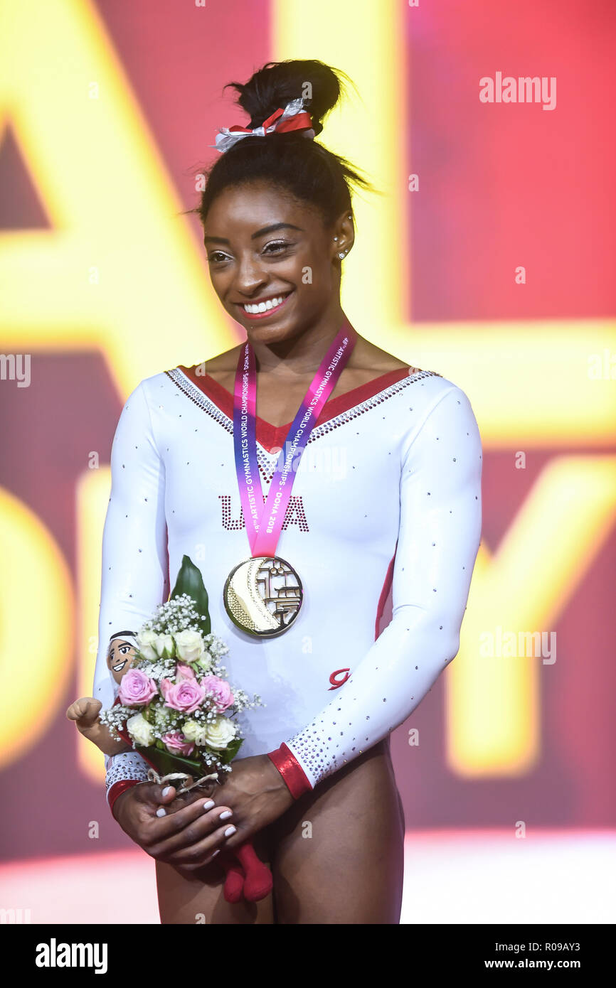 2 gennaio 2016 - Agenda di Doha, Qatar - SIMONE BILES pone per le foto dopo aver vinto la medaglia d'oro durante la vault evento finale concorso tenutosi presso il Dome aspirano a Doha, in Qatar. (Credito Immagine: © Amy Sanderson/ZUMA filo) Foto Stock