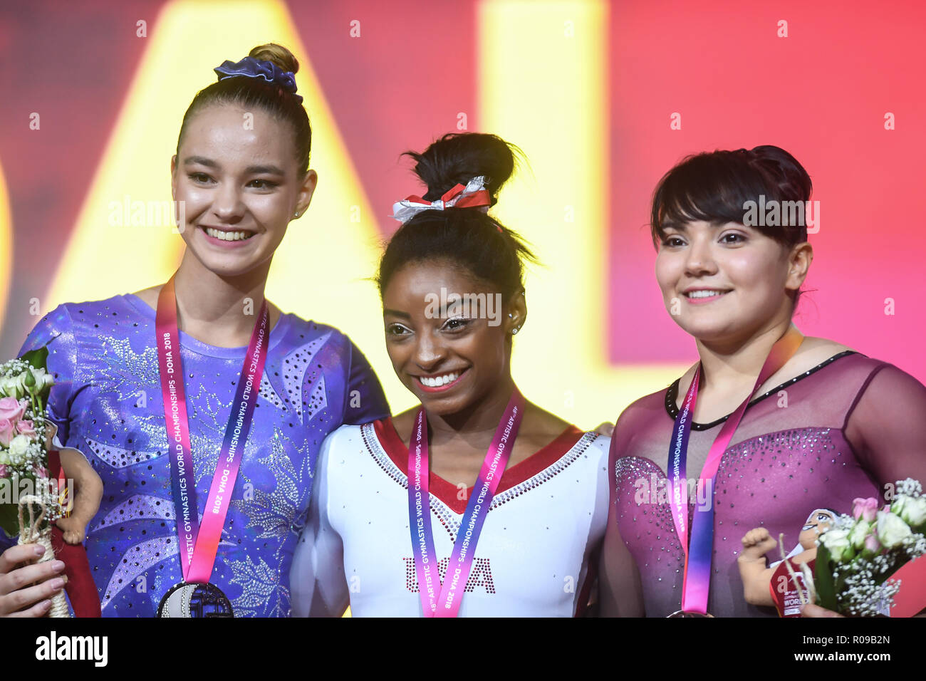 Doha in Qatar. Il 2 gennaio, 2016. SHALLON OLSEN, SIMONE BILES, e ALEXA MORENO posa per foto sul podio della medaglia durante l'archivio evento finale concorso tenutosi presso il Dome aspirano a Doha, in Qatar. Credito: Amy Sanderson/ZUMA filo/Alamy Live News Foto Stock