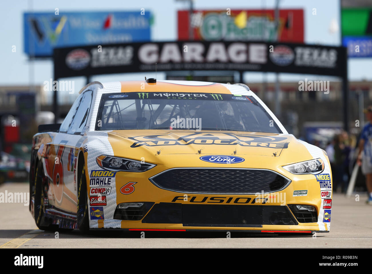 Ft. Vale la pena, Texas, Stati Uniti d'America. 2° Nov, 2018. Trevor Bayne (6) prende il via alla pratica per la AAA Texas 500 al Texas Motor Speedway in Ft. Vale la pena, Texas. Credito: Justin R. Noe Asp Inc/ASP/ZUMA filo/Alamy Live News Foto Stock