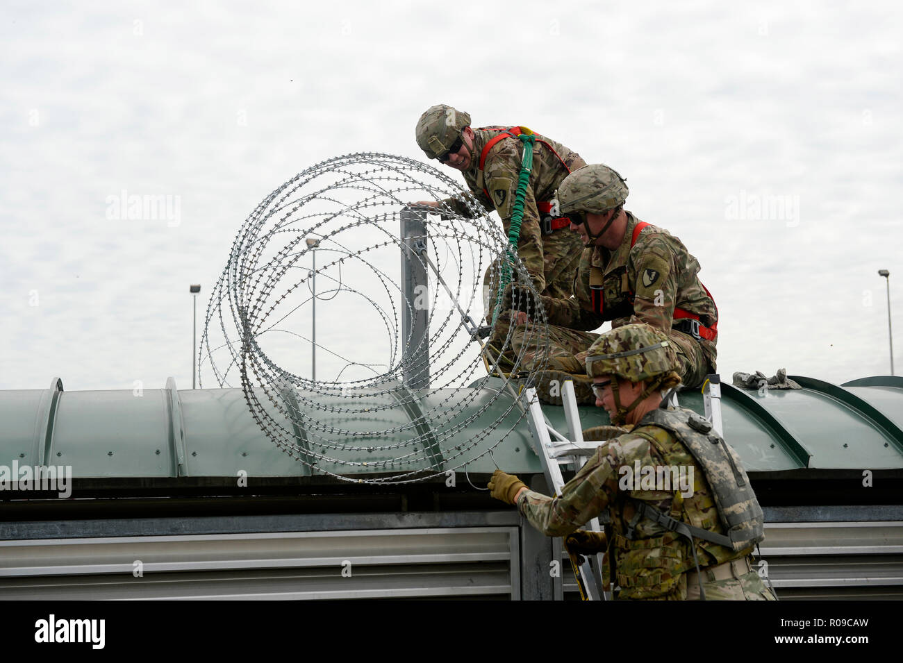 Texas, Stati Uniti d'America. Il 2 novembre 2018. Stati Uniti I soldati dell esercito dalla 97th militari di polizia e dei vigili del fuoco e la quarantunesima Engineering Company, concertina posizione filo lungo il confine del Messico il 2 novembre 2018 in Hidalgo, Texas. Le truppe sono la distribuzione NEGLI STATI UNITI - Messico frontiera per ordine del presidente Donald Trump per intercettare il migrante honduregno caravan. Credito: Planetpix/Alamy Live News Foto Stock