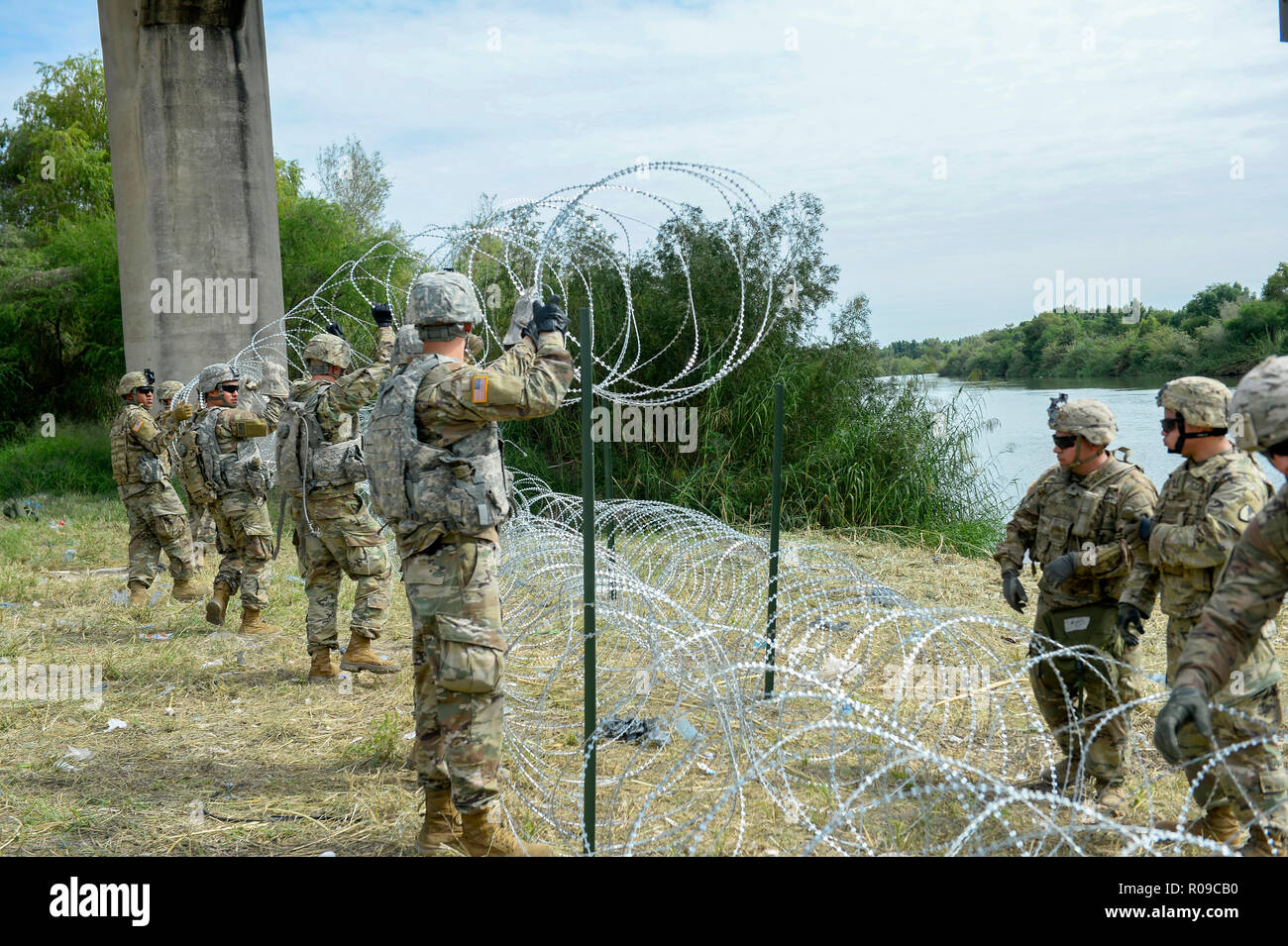 Texas, Stati Uniti d'America. Il 2 novembre 2018. Stati Uniti I soldati dell esercito dalla 97th militari di polizia e dei vigili del fuoco e la quarantunesima Engineering Company, concertina posizione filo lungo il confine del Messico il 2 novembre 2018 in Hidalgo, Texas. Le truppe sono la distribuzione NEGLI STATI UNITI - Messico frontiera per ordine del presidente Donald Trump per intercettare il migrante honduregno caravan. Credito: Planetpix/Alamy Live News Foto Stock