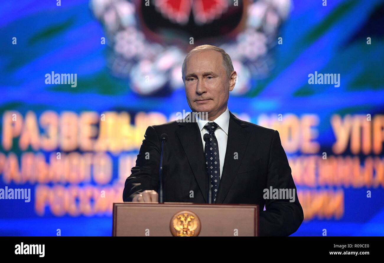 Mosca, Russia. Il 2 novembre 2018. Il presidente russo Vladimir Putin si rivolge a un evento di gala per il centenario del principale Direzione generale del personale delle forze armate della Russia conosciuta come la gru all'esercito russo Theatre Credito: Planetpix/Alamy Live News Foto Stock