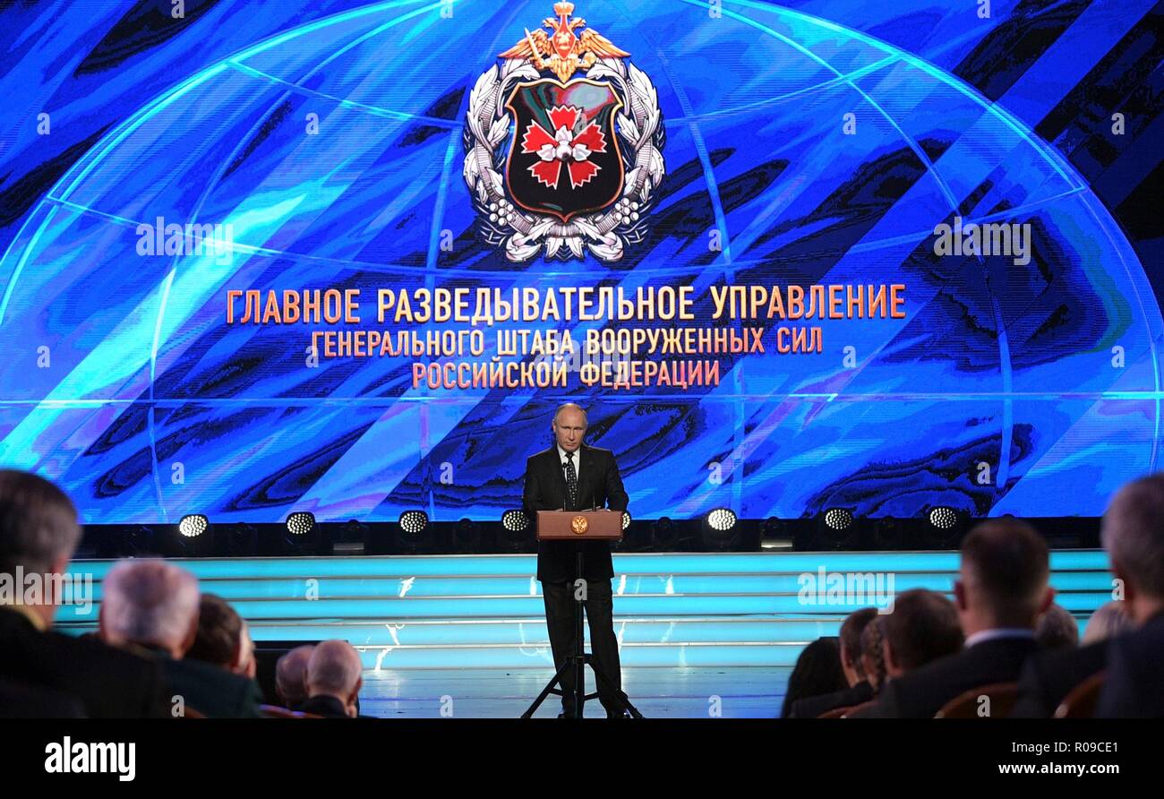 Mosca, Russia. Il 2 novembre 2018. Il presidente russo Vladimir Putin si rivolge a un evento di gala per il centenario del principale Direzione generale del personale delle forze armate della Russia conosciuta come la gru all'esercito russo Theatre Credito: Planetpix/Alamy Live News Foto Stock