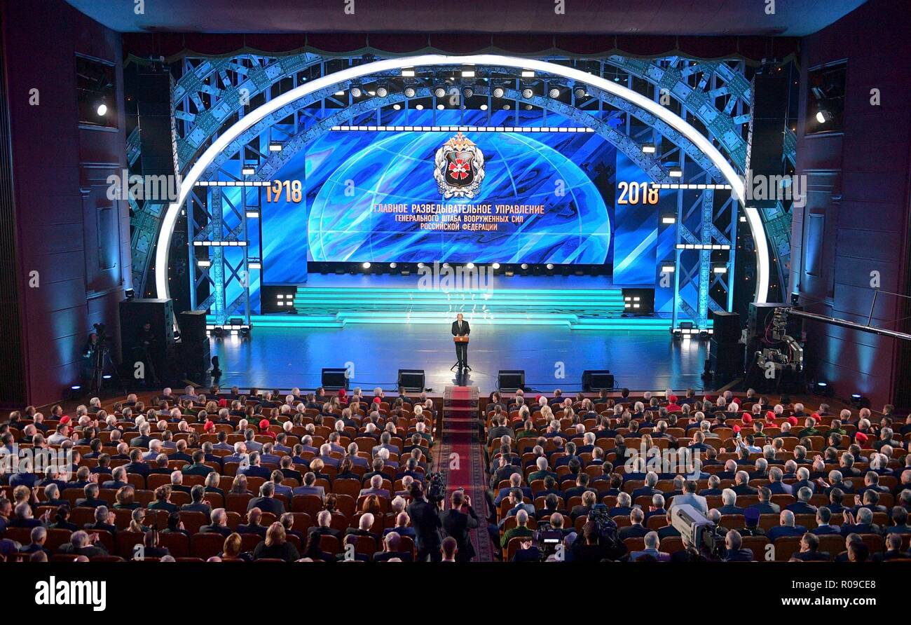 Mosca, Russia. Il 2 novembre 2018. Il presidente russo Vladimir Putin si rivolge a un evento di gala per il centenario del principale Direzione generale del personale delle forze armate della Russia conosciuta come la gru all'esercito russo Theatre Credito: Planetpix/Alamy Live News Foto Stock