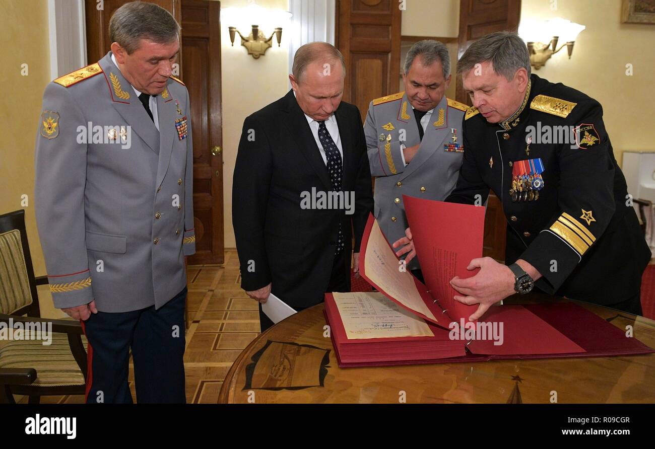 Mosca, Russia. Il 2 novembre 2018. Il presidente russo Vladimir Putin, centro storico viste le carte del gru prima di una serata di gala per il centenario del principale Direzione generale del personale delle forze armate della Russia all'esercito russo Theatre in piedi con il presidente da sinistra a destra sono: il capo del personale delle forze armate della Russia Valery Gerasimov, il Presidente Vladimir Putin e il ministro della Difesa Sergei Shoigu, e primo vice capo del principale Direzione generale del personale delle forze armate della Russia, Vice Ammiraglio Igor Kostyuk Credito: Planetpix/Alamy Live News Foto Stock