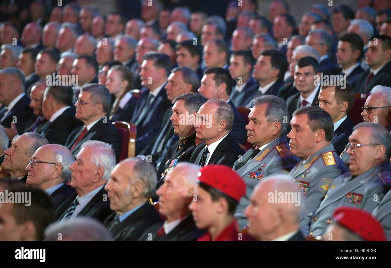 Mosca, Russia. Il 2 novembre 2018. Il presidente russo Vladimir Putin, centro seduto accanto al ministro della Difesa Sergei Shoigu durante un evento di gala per il centenario del principale Direzione generale del personale delle forze armate della Russia conosciuta come la gru all'esercito russo Theatre Credito: Planetpix/Alamy Live News Foto Stock