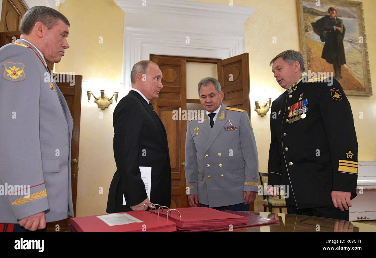 Mosca, Russia. Il 2 novembre 2018. Il presidente russo Vladimir Putin, centro storico viste le carte del gru prima di una serata di gala per il centenario del principale Direzione generale del personale delle forze armate della Russia all'esercito russo Theatre in piedi con il presidente da sinistra a destra sono: il capo del personale delle forze armate della Russia Valery Gerasimov, il Presidente Vladimir Putin e il ministro della Difesa Sergei Shoigu, e primo vice capo del principale Direzione generale del personale delle forze armate della Russia, Vice Ammiraglio Igor Kostyuk Credito: Planetpix/Alamy Live News Foto Stock