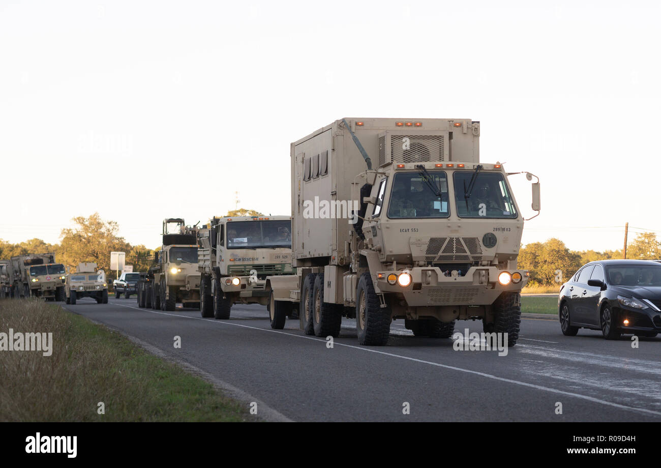 Il convoglio dell'esercito degli Stati Uniti trasporta truppe e rifornimenti al confine tra Stati Uniti e Messico su ordine di Pres. Donald Trump. il presidente ha inviato truppe al confine in risposta alla sua percezione di un gruppo di rifugiati, in fuga dalla violenza e dalla povertà in America centrale e cercando di raggiungere la relativa sicurezza degli Stati Uniti, come una minaccia per la sicurezza nazionale. Foto Stock