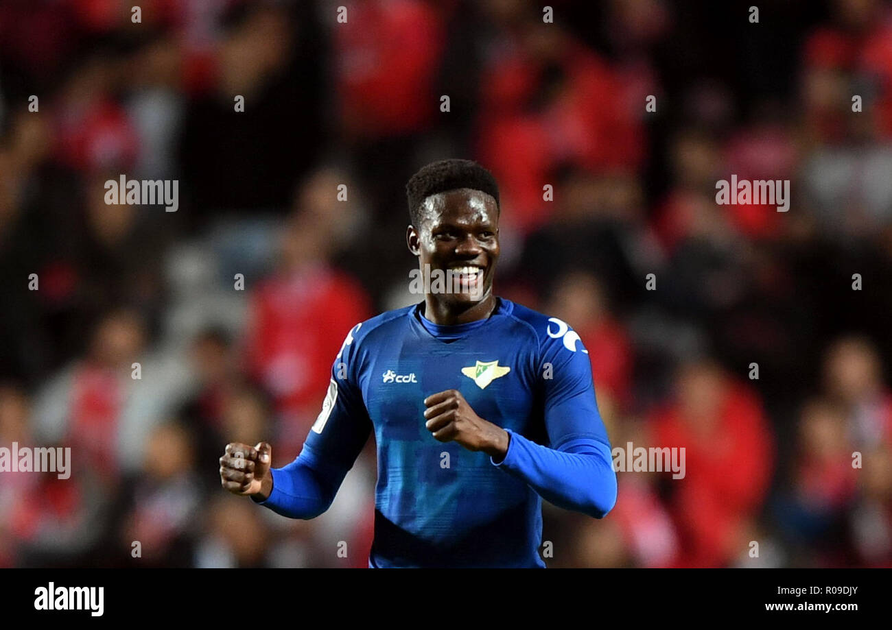 Lisbona, Portogallo. Il 2 novembre 2018. Mamadou Loum di Moreirense celebra dopo rigature durante il portoghese League Soccer match tra SL Benfica e Moreirense a Luz Stadium di Lisbona, in Portogallo il 9 novembre 2, 2018. Moreirense ha vinto 3-1. Credito: Zhang Liyun/Xinhua/Alamy Live News Foto Stock