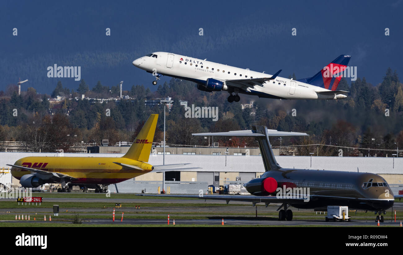 Richmond, Canada. Il 2 novembre 2018. Un collegamento a triangolo Embraer 175 (N617CZ) stretto in corpo unico regionale del corridoio aereo jet decolla dall'Aeroporto Internazionale di Vancouver. L'aereo di linea è di proprietà e gestito da Compass Airlines sotto contratto con Delta Air Lines. Credito: Bayne Stanley/ZUMA filo/Alamy Live News Foto Stock