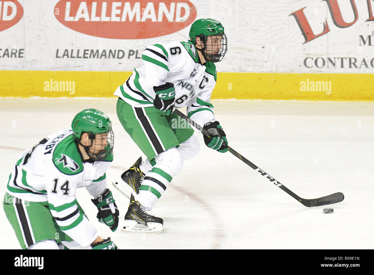 Il Dakota del Nord, Stati Uniti d'America. Il 2 novembre 2018. Il Dakota del Nord combattendo i falchi defenceman Colton Poolman (6) Pattini con il puck durante uno degli uomini del NCAA college hockey gioco tra il Wisconsin Badgers e le università del Nord Dakota falchi di combattimento a Ralph Engelstad Arena di Grand Forks, ND. Il Dakota del Nord ha vinto 5-0. Foto di Russell Hons/CSM Credito: Cal Sport Media/Alamy Live News Foto Stock