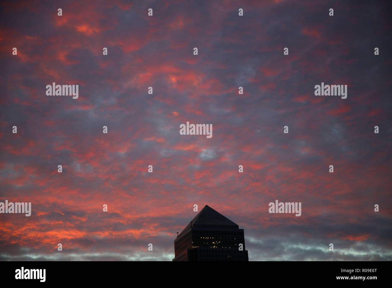 Londra, Regno Unito. Il 3 novembre 2018. I Mattinieri a Londra questa mattina sono stati trattati per un meraviglioso rosso tramonto sull'luccicanti blocchi a torre a Canary Wharf. Credito: Nigel Bowles/Alamy Live News Foto Stock