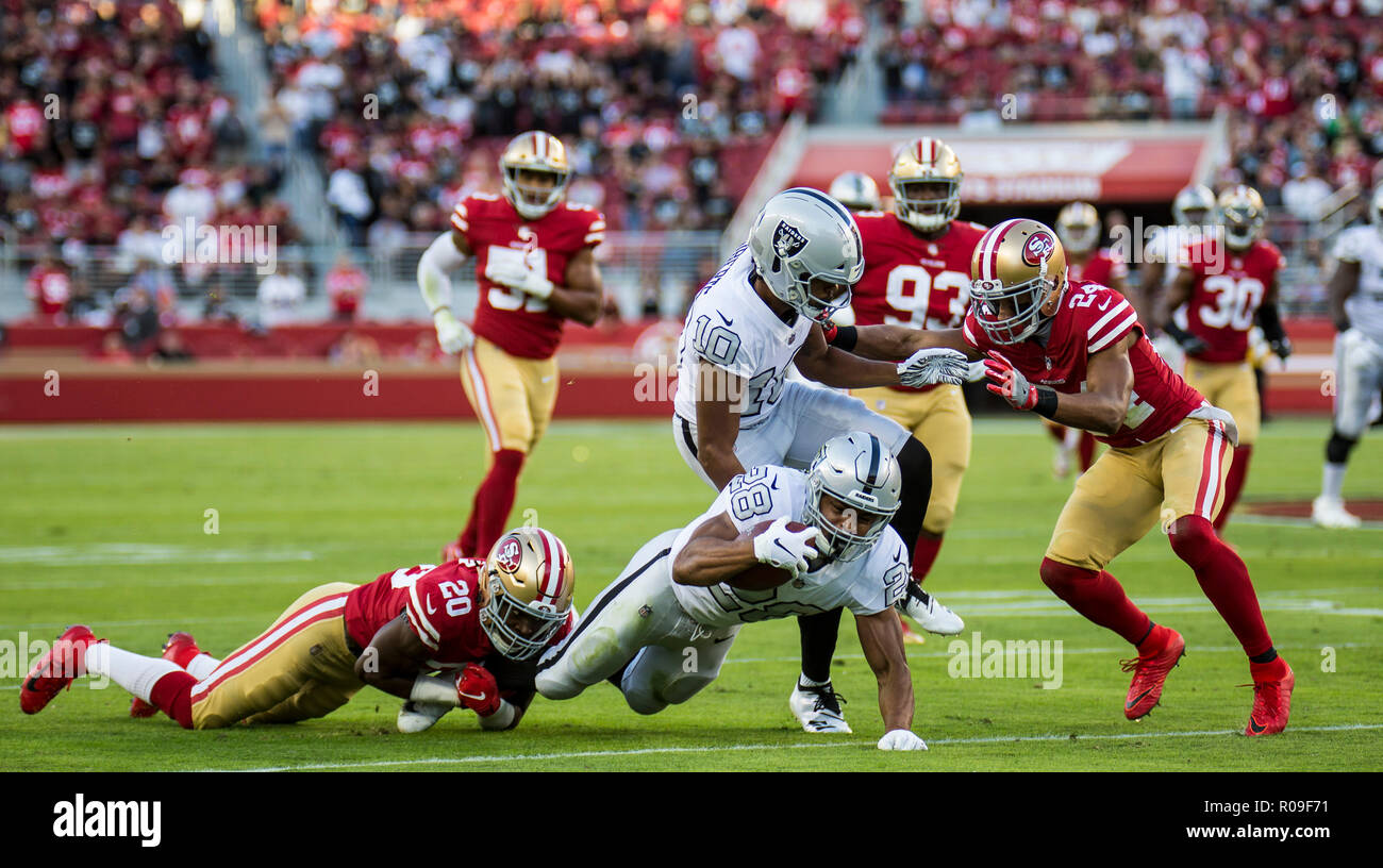 In California, Stati Uniti d'America. 1 novembre 2018. Oakland Raiders running back Doug Martin (28) immersioni per cantieri extra durante la NFL partita di calcio tra i raider di Oakland e San Francisco 49ers 3-34 perso a Levi Stadium di Santa Clara in California Thurman James/CSM Credito: Cal Sport Media/Alamy Live News Foto Stock