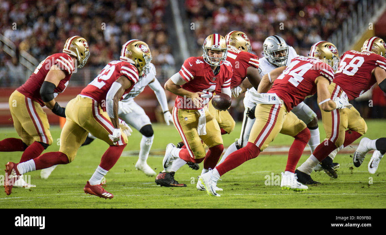 In California, Stati Uniti d'America. 1 novembre 2018. San Francisco quarterback Nick Mullens (4) statistiche di gioco 22 per 16 per 262 yards e 3 touchdown hand off alla sua corsa indietro durante la NFL partita di calcio tra i raider di Oakland e San Francisco 49ers 34-3 vincere a Levi Stadium di Santa Clara in California Thurman James/CSM Credito: Cal Sport Media/Alamy Live News Foto Stock