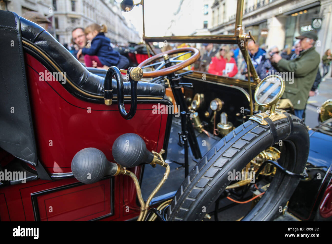 Londra, Regno Unito. Il 3 novembre 2018. Bonhams Londra a Brighton Veteran Car Run 2018 questo anno la celebrazione sarà il 122º anniversario dell'emancipazione originale esecuzione del 1896 che ha celebrato il passaggio nella legge i locomotori sull'autostrada atto sollevando così il limite di velocità per 'luce automobili' da 4 mph a 14 mph e abolendo la necessità per un uomo a camminare di fronte a tutti i veicoli che sventola una bandiera rossa.@Paolo Quezada-Neiman/Alamy Live News Foto Stock