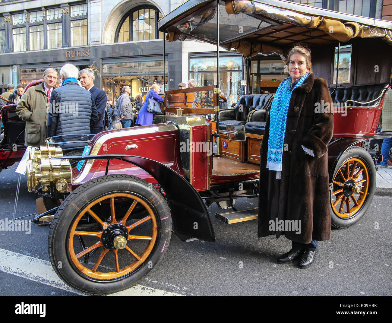 Londra, Regno Unito. Il 3 novembre 2018. Bonhams Londra a Brighton Veteran Car Run 2018 questo anno la celebrazione sarà il 122º anniversario dell'emancipazione originale esecuzione del 1896 che ha celebrato il passaggio nella legge i locomotori sull'autostrada atto sollevando così il limite di velocità per 'luce automobili' da 4 mph a 14 mph e abolendo la necessità per un uomo a camminare di fronte a tutti i veicoli che sventola una bandiera rossa.@Paolo Quezada-Neiman/Alamy Live News Foto Stock