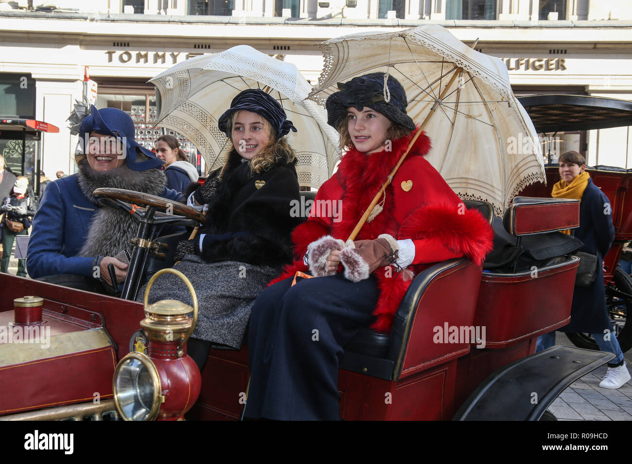 Londra, Regno Unito. Il 3 novembre 2018. Bonhams Londra a Brighton Veteran Car Run 2018 questo anno la celebrazione sarà il 122º anniversario dell'emancipazione originale esecuzione del 1896 che ha celebrato il passaggio nella legge i locomotori sull'autostrada atto sollevando così il limite di velocità per 'luce automobili' da 4 mph a 14 mph e abolendo la necessità per un uomo a camminare di fronte a tutti i veicoli che sventola una bandiera rossa.@Paolo Quezada-Neiman/Alamy Live News Foto Stock