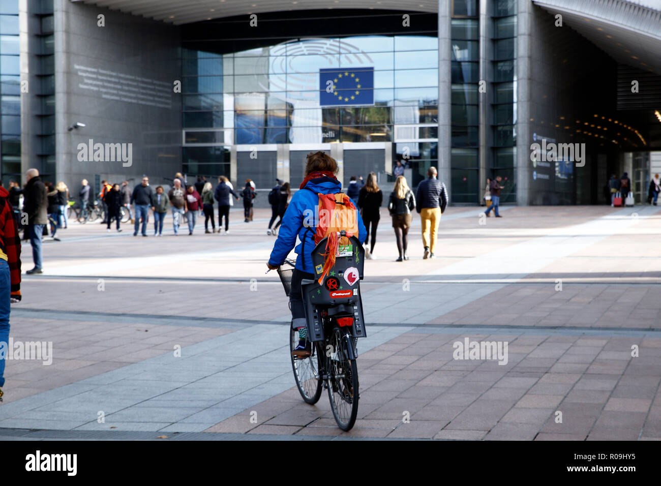 Bruxelles, Belgio. 3 nov. 2018.Gli attivisti tenere cartelloni e slogan chant durante una manifestazione per chiedere l'immediato una azione sul cambiamento climatico nella parte anteriore del Parlamento europeo. Alexandros Michailidis/Alamy Live News Foto Stock