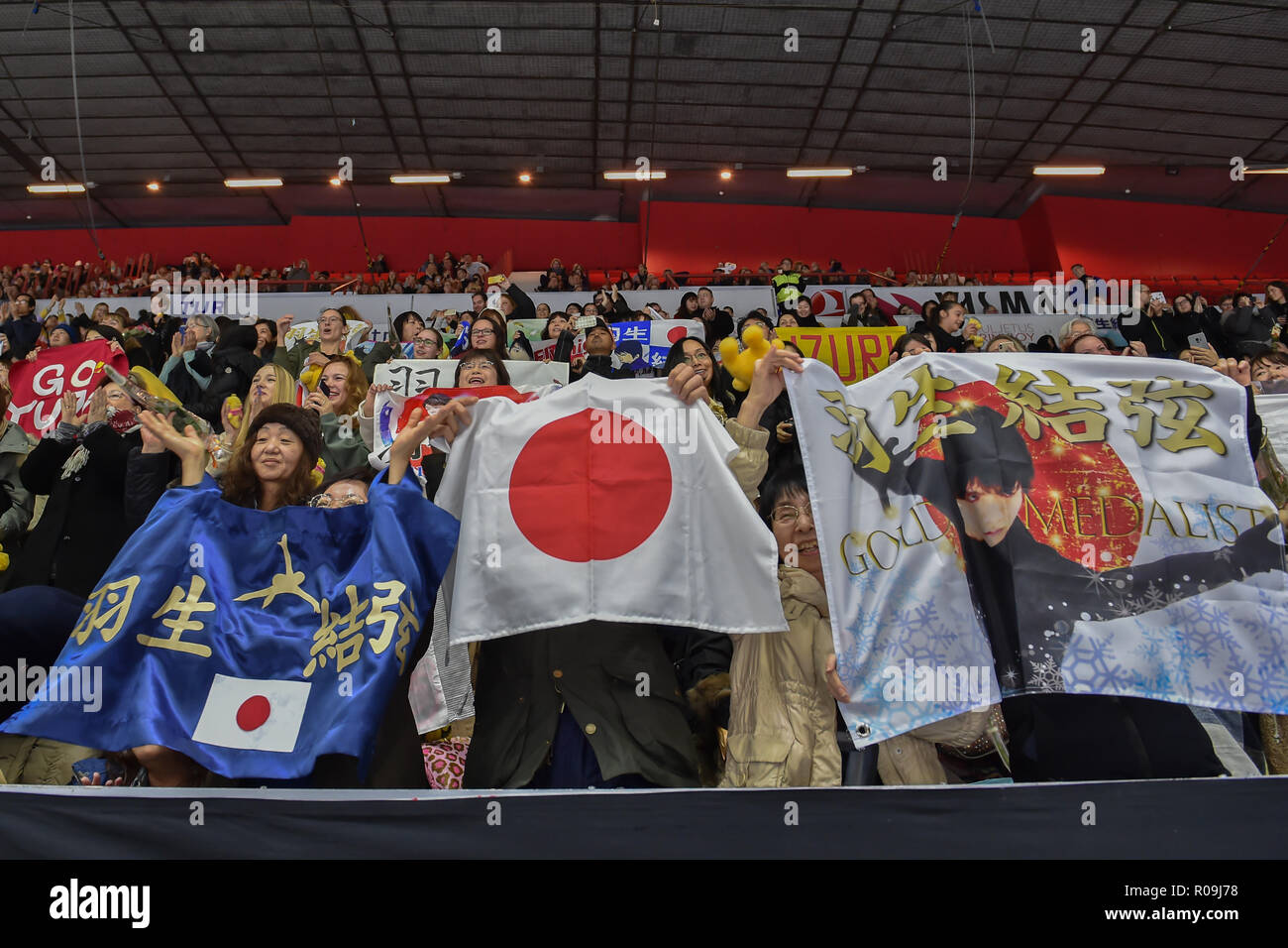 Helsinki, Finlandia. 03 Nov, 2018. I fan giapponesi durante in uomini breve programma del GP ISU di Pattinaggio di Figura Helsinki 2018 a Helsinki sala ghiaccio (Helsingin Jaahalli) Sabato, 03 novembre 2018. HELSINKI . (Solo uso editoriale, è richiesta una licenza per uso commerciale. Nessun uso in scommesse, giochi o un singolo giocatore/club/league pubblicazioni.) Credito: Taka Wu/Alamy Live News Foto Stock