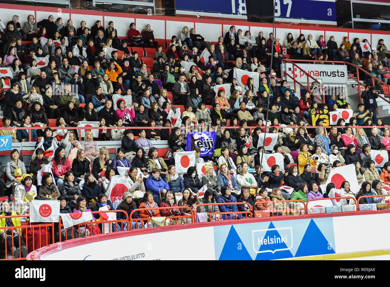 Helsinki, Finlandia. 03 Nov, 2018. I fan giapponesi durante in uomini breve programma del GP ISU di Pattinaggio di Figura Helsinki 2018 a Helsinki sala ghiaccio (Helsingin Jaahalli) Sabato, 03 novembre 2018. HELSINKI . (Solo uso editoriale, è richiesta una licenza per uso commerciale. Nessun uso in scommesse, giochi o un singolo giocatore/club/league pubblicazioni.) Credito: Taka Wu/Alamy Live News Foto Stock