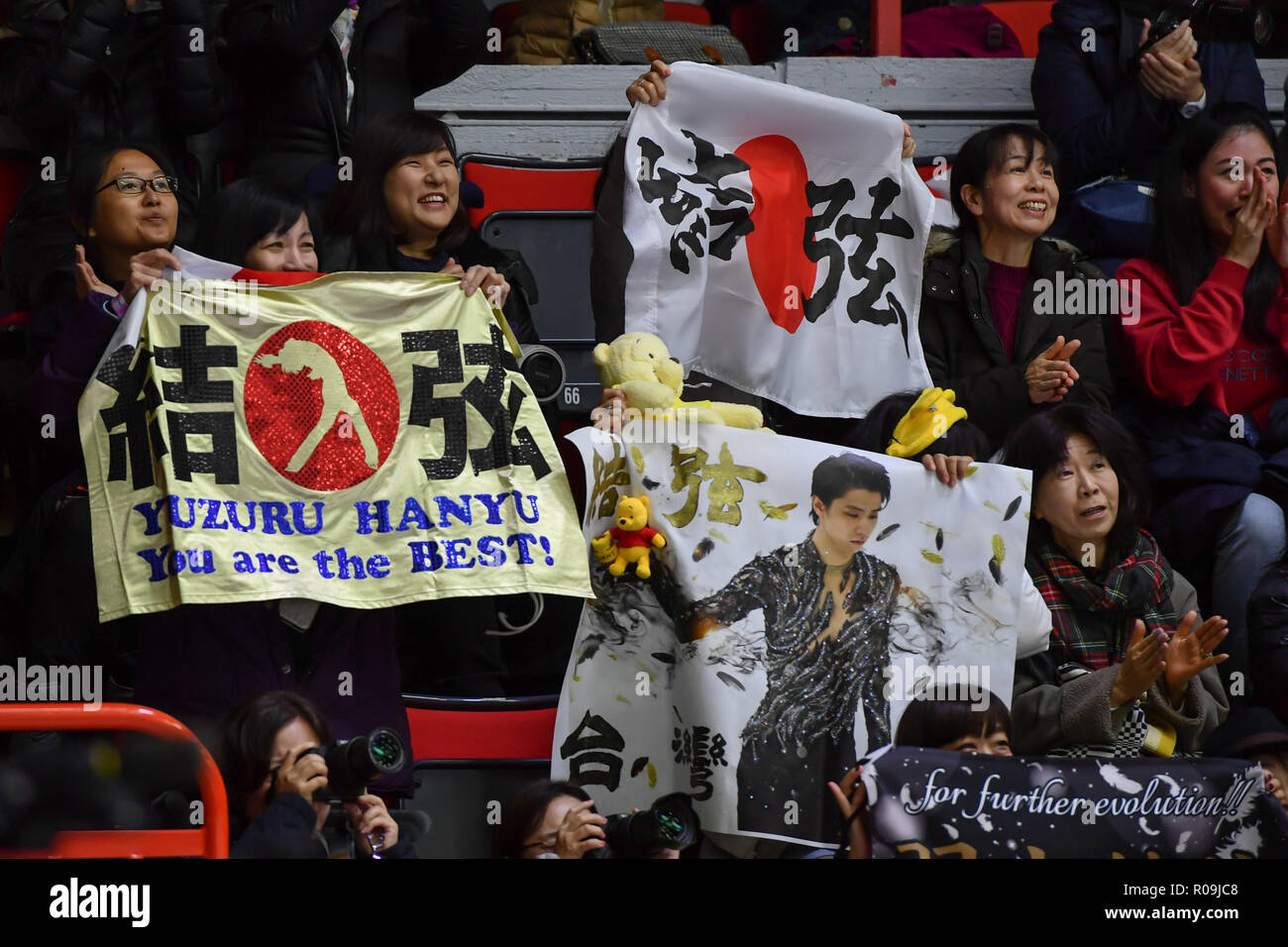 Helsinki, Finlandia. 03 Nov, 2018. I fan giapponesi durante in uomini breve programma del GP ISU di Pattinaggio di Figura Helsinki 2018 a Helsinki sala ghiaccio (Helsingin Jaahalli) Sabato, 03 novembre 2018. HELSINKI . (Solo uso editoriale, è richiesta una licenza per uso commerciale. Nessun uso in scommesse, giochi o un singolo giocatore/club/league pubblicazioni.) Credito: Taka Wu/Alamy Live News Foto Stock