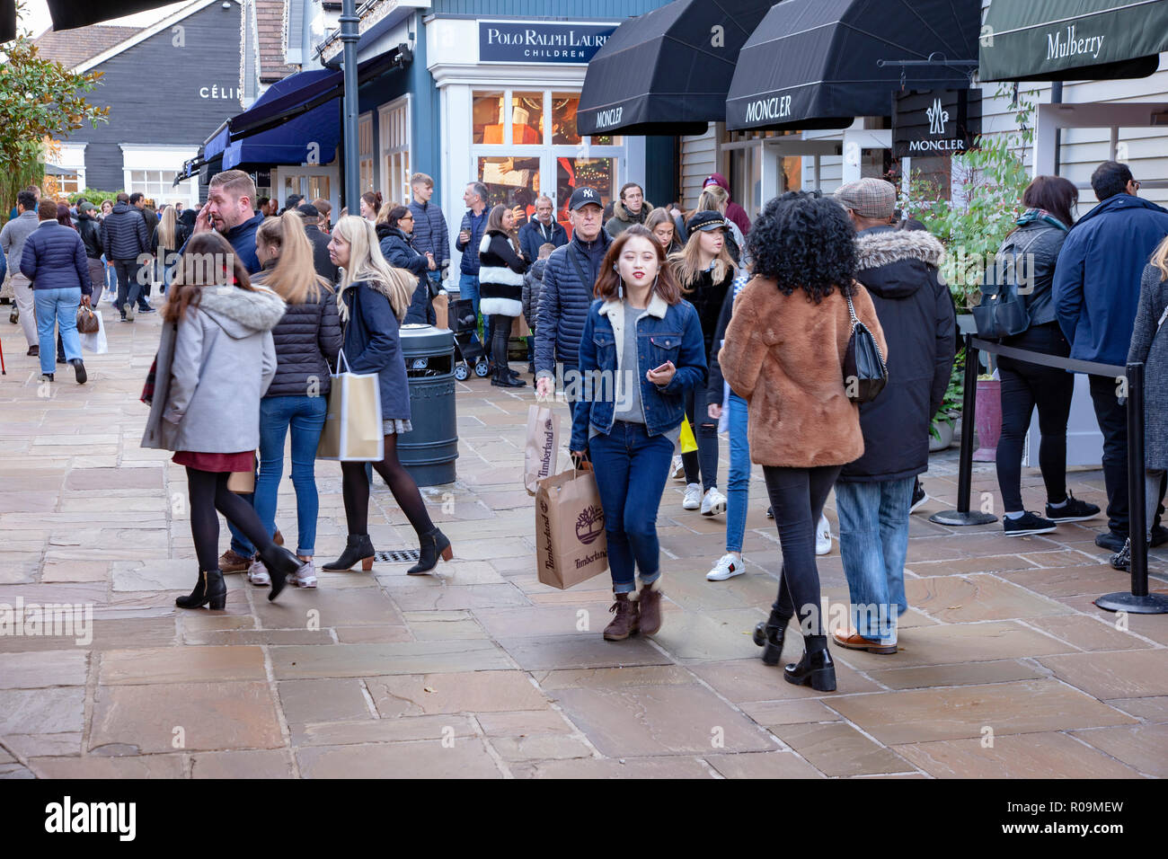 Il Villaggio di Bicester, 3 novembre 2018. Meteo freddo e secco per gli acquirenti di alcuni arrivare presto per il Natale a Bicester Village outlet shopping center nella periferia di Bicester in Oxfordshire, Inghilterra. La maggior parte dei suoi negozi sono in beni di lusso e progettista abbigliamento. Credito: Keith J Smith./Alamy Live News Foto Stock
