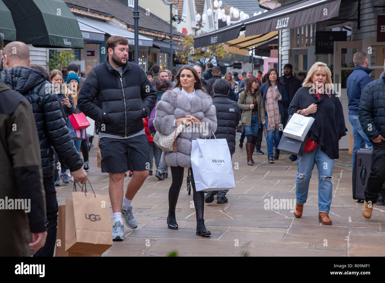 Il Villaggio di Bicester, 3 novembre 2018. Meteo freddo e secco per gli acquirenti di alcuni arrivare presto per il Natale a Bicester Village outlet shopping center nella periferia di Bicester in Oxfordshire, Inghilterra. La maggior parte dei suoi negozi sono in beni di lusso e progettista abbigliamento. Credito: Keith J Smith./Alamy Live News Foto Stock