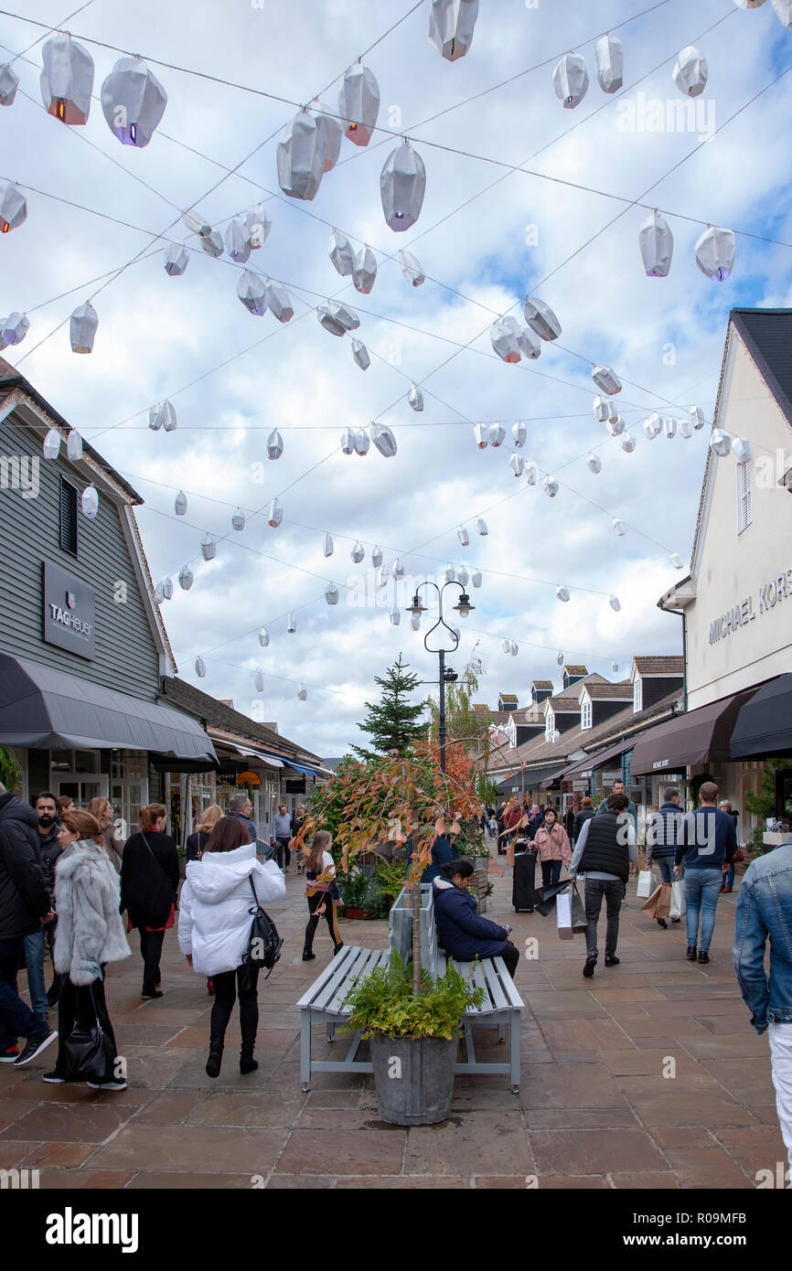 Il Villaggio di Bicester, 3 novembre 2018. Meteo freddo e secco per gli acquirenti di alcuni arrivare presto per il Natale a Bicester Village outlet shopping center nella periferia di Bicester in Oxfordshire, Inghilterra. La maggior parte dei suoi negozi sono in beni di lusso e progettista abbigliamento. Credito: Keith J Smith./Alamy Live News Foto Stock