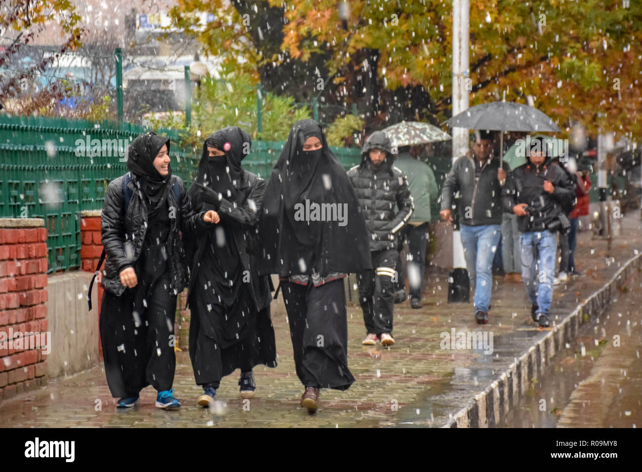 3 novembre 2018 - Srinagar, Jammu e Kashmir India - i musulmani del Kashmir sono vedere a piedi durante la stagione della prima neve caduta.nevicata nel Indian parti del Kashmir ha interrotto l'alimentazione, il traffico aereo e il traffico stradale tra Srinagar e Jammu, estate e inverno capitali dell India è stato Jammu-Kashmir, secondo le notizie. Credito: Idrees Abbas SOPA/images/ZUMA filo/Alamy Live News Foto Stock