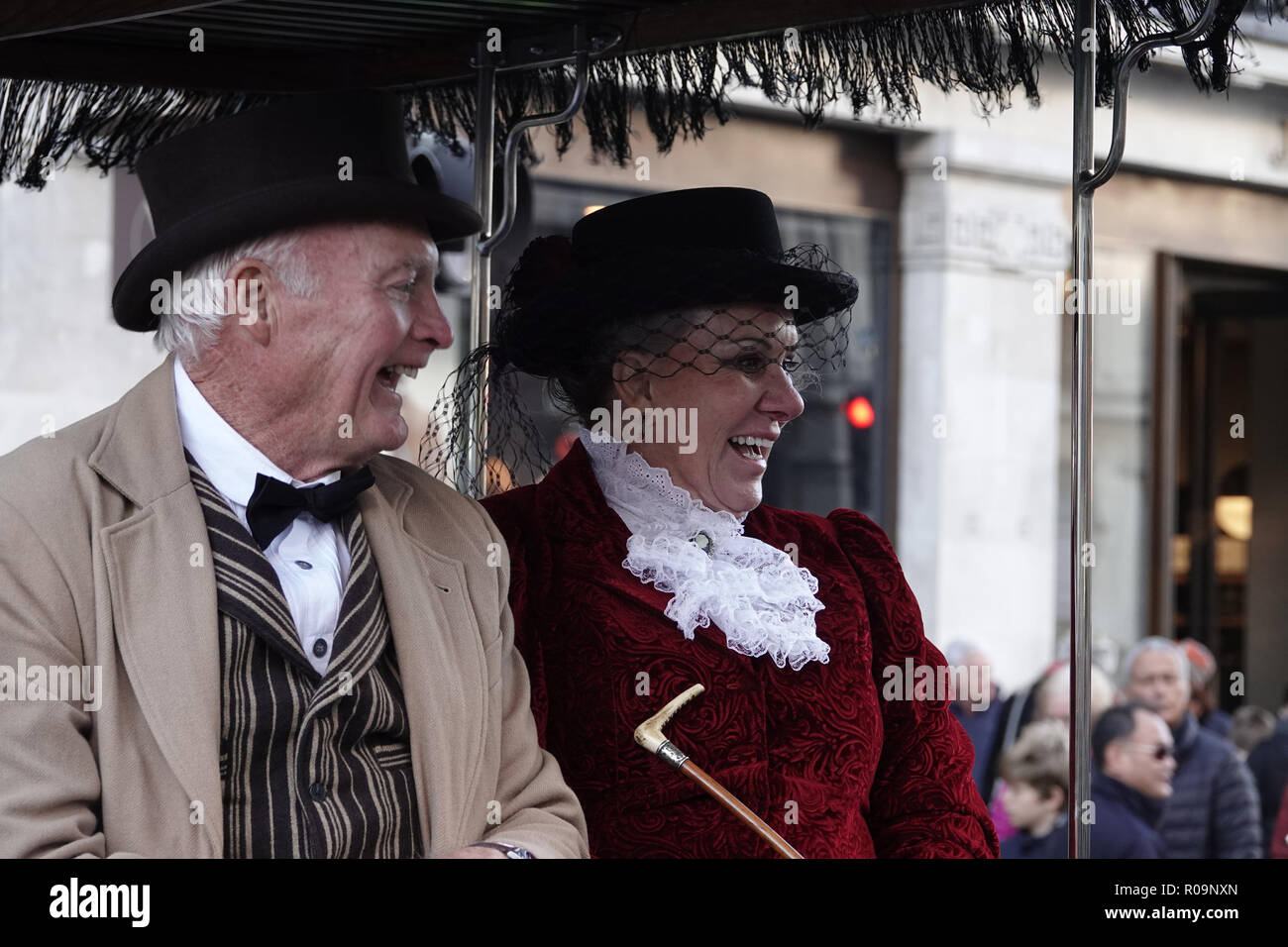 Westminster, London, W1, Regno Unito. 3 Novembre, 2018. I volti dei partecipanti del Concourse d'Eleganza in attesa che le loro eventuali premi nel "vincitori involucro" dell'Illinois Route 66 sponsorizzato, Regent Street Motor Show, Westminster, Londra, UK Credit: Motofoto/Alamy Live News Foto Stock