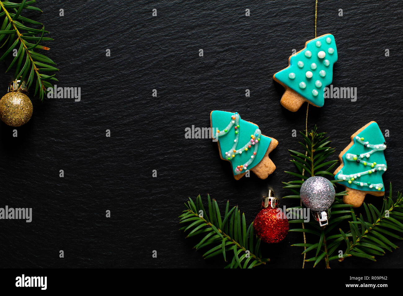 Sfondo per vacanza alimentare pastello DIY biscotti di Natale albero in ardesia nera con scheda spazio di copia Foto Stock