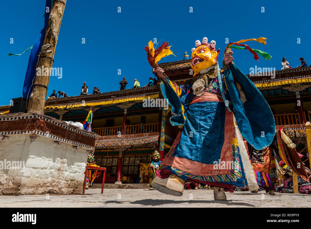 Maschera rituale danze, eseguite dai monaci e descrivendo le storie fin dai primi giorni del Buddismo, sono l'attrazione principale al Festival di Hemis. Foto Stock