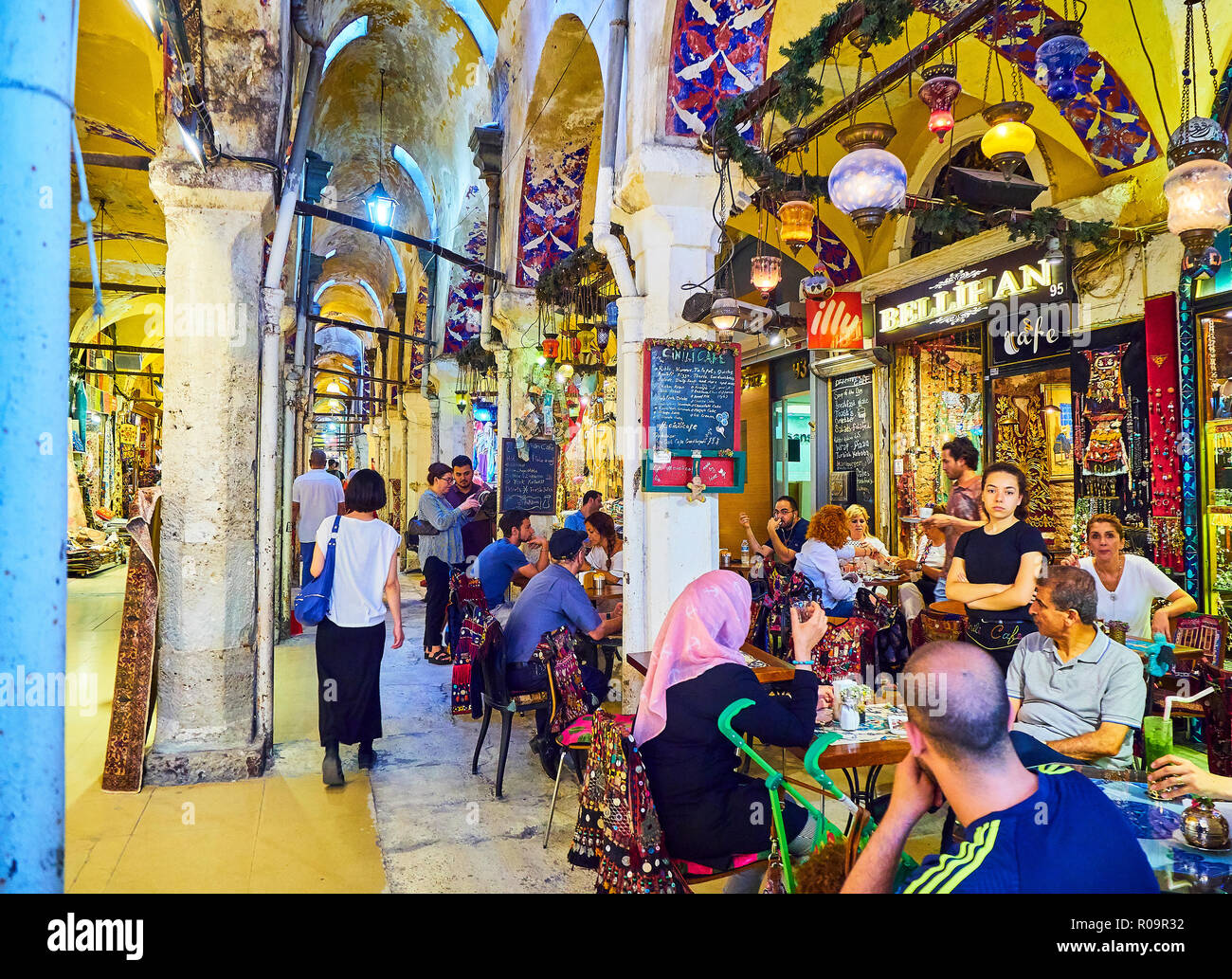 I cittadini in un bar sulla terrazza del Kapali Carsi, il Grand Bazaar di Istanbul, Turchia. Foto Stock