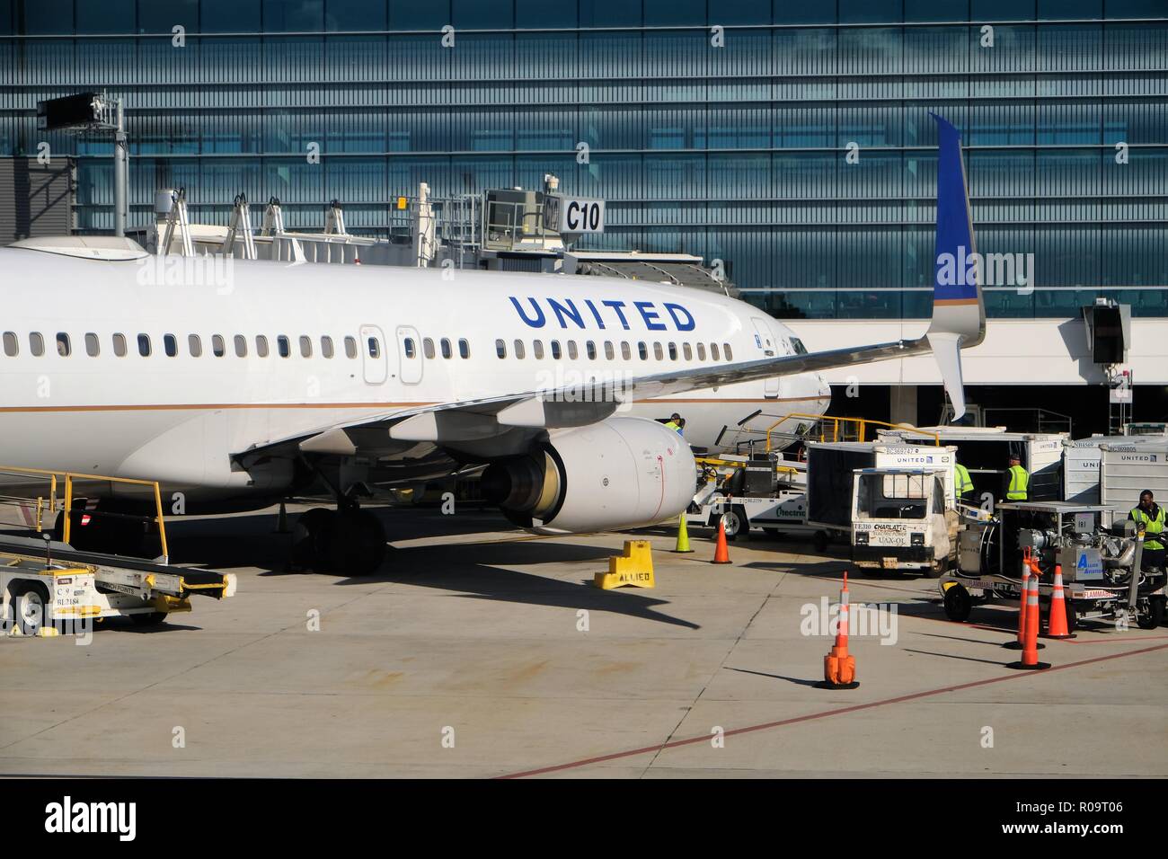 United Airlines Boeing 737 (N76504) in corrispondenza di un terminale all'Aeroporto Intercontinentale George Bush (IAH) getting serviced prima del decollo. Foto Stock