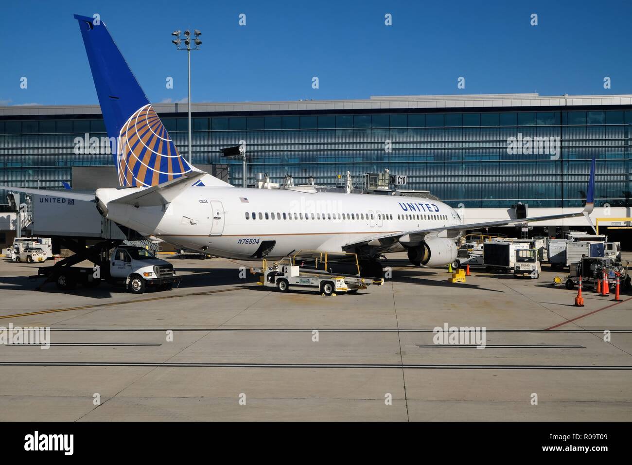 United Airlines Boeing 737 (N76504) in corrispondenza di un terminale all'Aeroporto Intercontinentale George Bush (IAH) getting serviced prima del decollo. Foto Stock