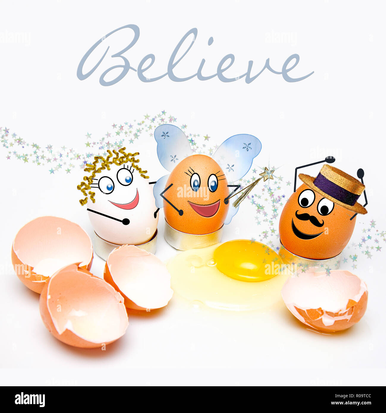 Concetto di immagine utilizzando marrone e bianco uova lungo con quelli rotti e tuorlo rovesciato . Volti e riguarda aggiunto su alcune immagini. Fun Food immagini. Foto Stock