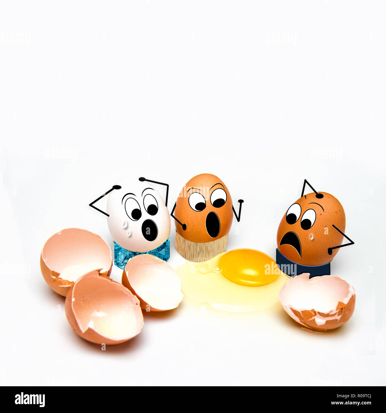 Concetto di immagine utilizzando marrone e bianco uova lungo con quelli rotti e tuorlo rovesciato . Volti e riguarda aggiunto su alcune immagini. Fun Food immagini. Foto Stock