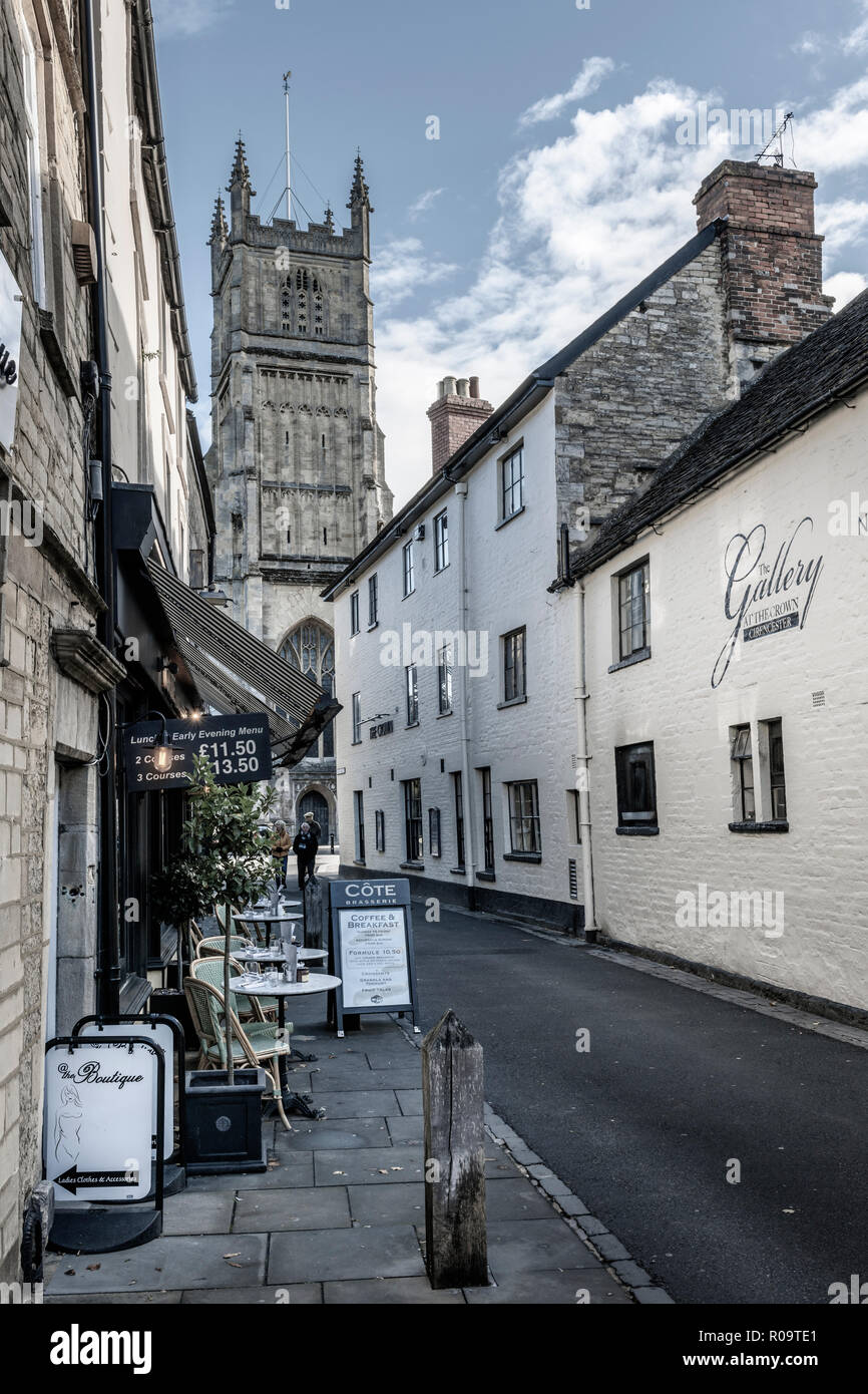 La Chiesa Parrocchiale di San Giovanni Battista come visto dal Black Jack Street nella città romana di Cirencester (Corinium) nel Gloucestershire, Inghilterra. Foto Stock