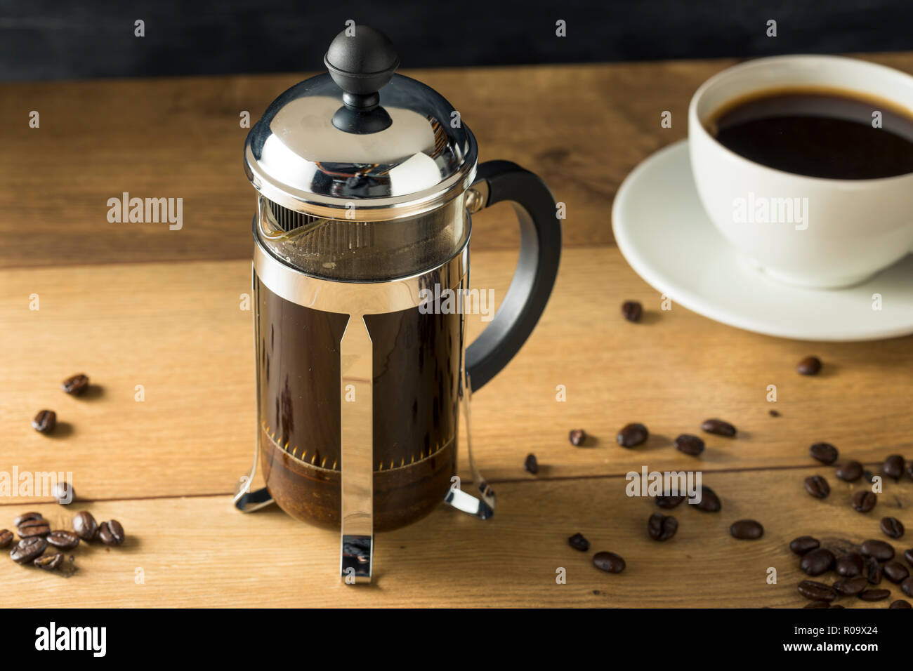 Caldo in casa French Press caffè in una tazza Foto Stock