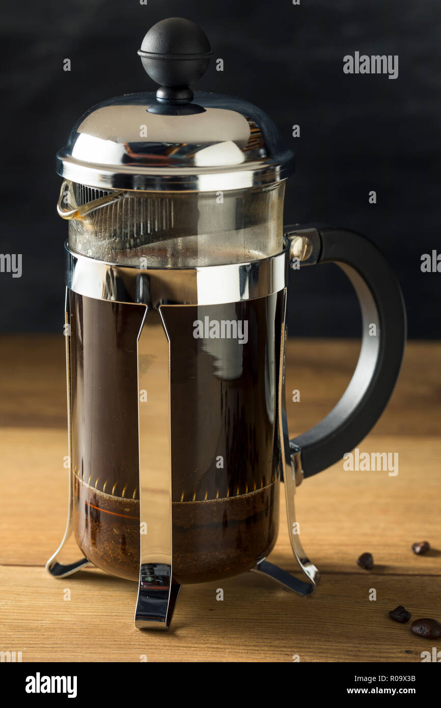 Caldo in casa French Press caffè in una tazza Foto Stock