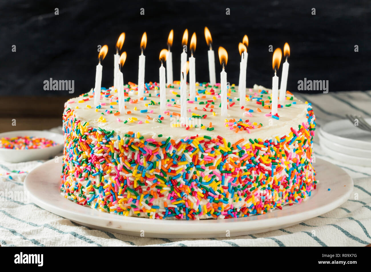 Dolci fatti in casa torta di compleanno con candele pronto a servire Foto  stock - Alamy
